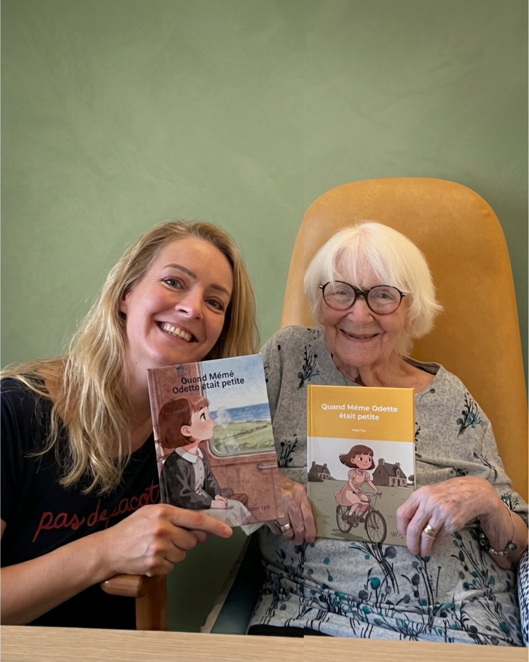 Anne-Cécile et sa grand-mère tenant les deux premiers livres E-Koun imprimés